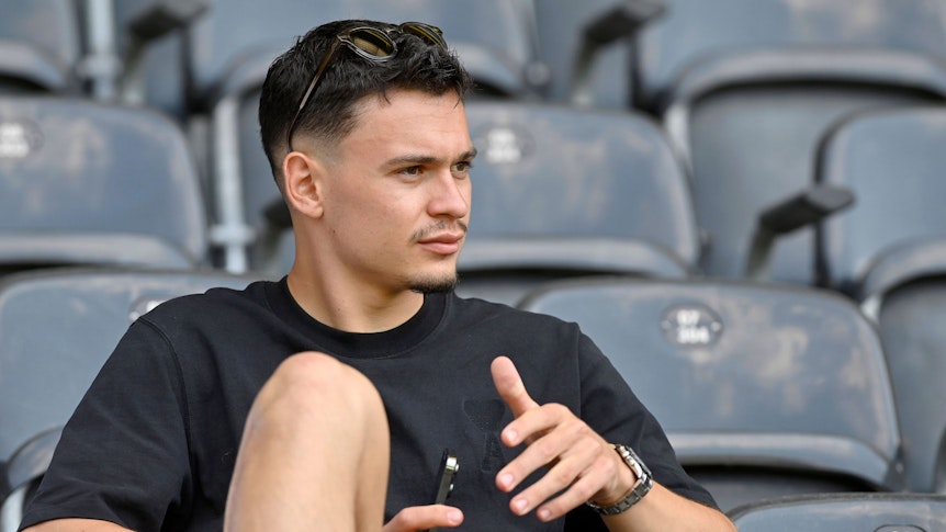 Fabian Rieder sitzt auf der Tribüne im Stadion von Young Boys Bern.