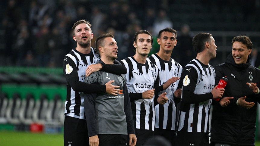 Spieler von Borussia Mönchengladbach feiern mit den Fans.