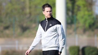 Nachwuchsleiter von Borussia Mönchengladbach mit ernstem Blick.