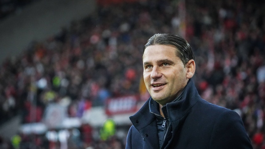 Trainer von Borussia Mönchengladbach lächelt.