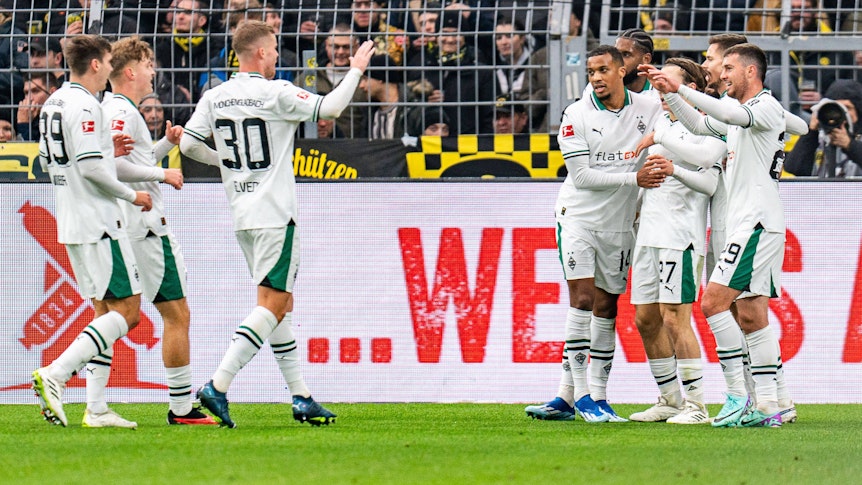 Die Gladbach-Spieler jubeln in Dortmund.
