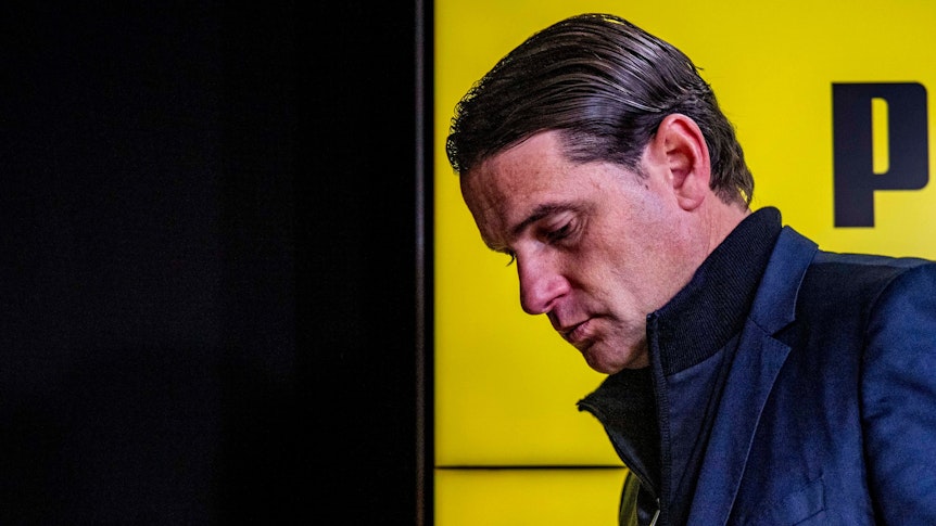 Gerardo Seoane verlässt das Podium nach einer Pressekonferenz in Dortmund.