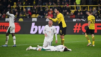 Christoph Kramer liegt enttäuscht auf dem Boden.