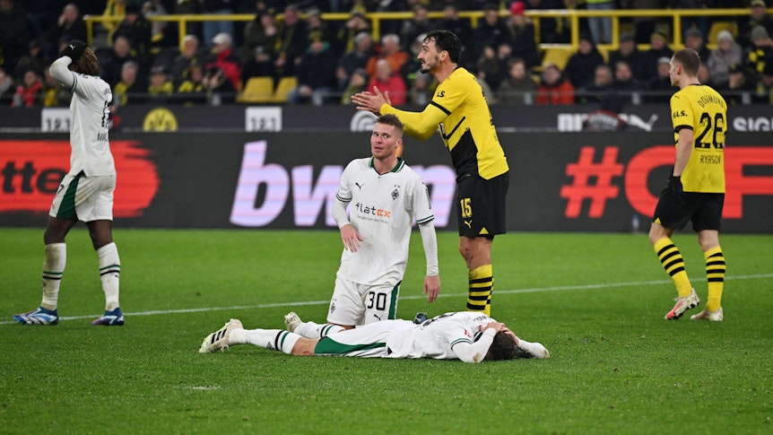 Christoph Kramer liegt enttäuscht auf dem Boden.
