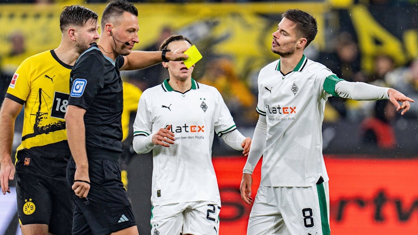 Sven Jablonski zeigt Julian Weigl eine Gelbe Karte.