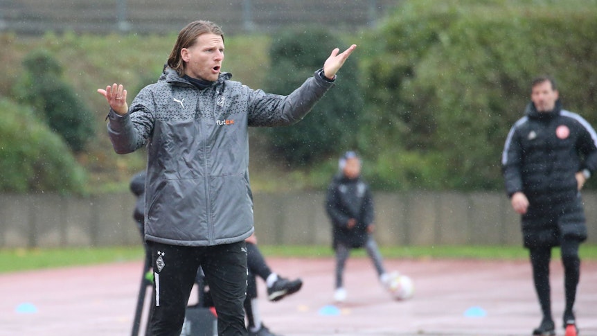 Eugen Polanski beschwert sich am Spielfelrand.