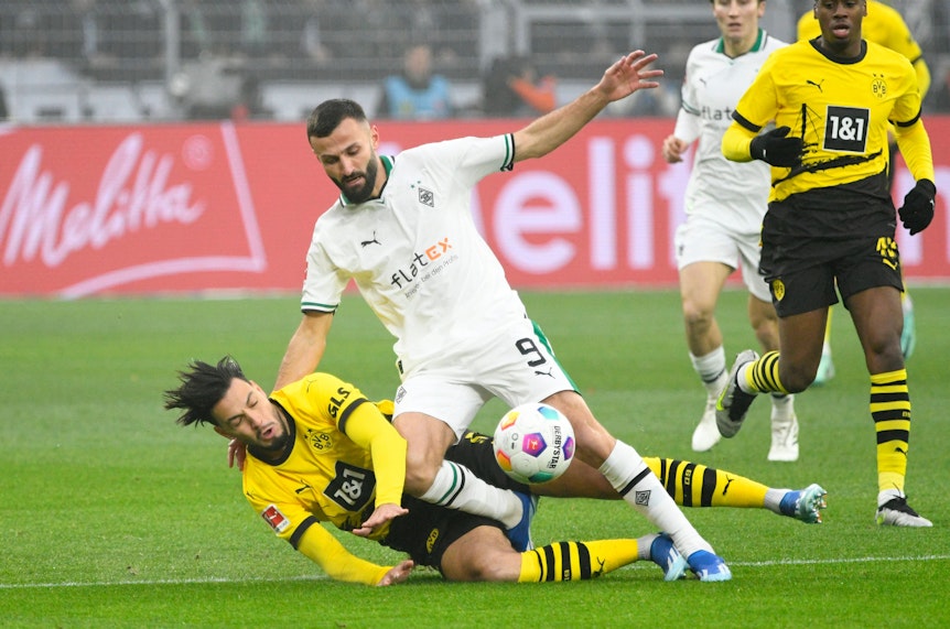 Ramy Bensebainu und Franck Honorat im Zweikampf.