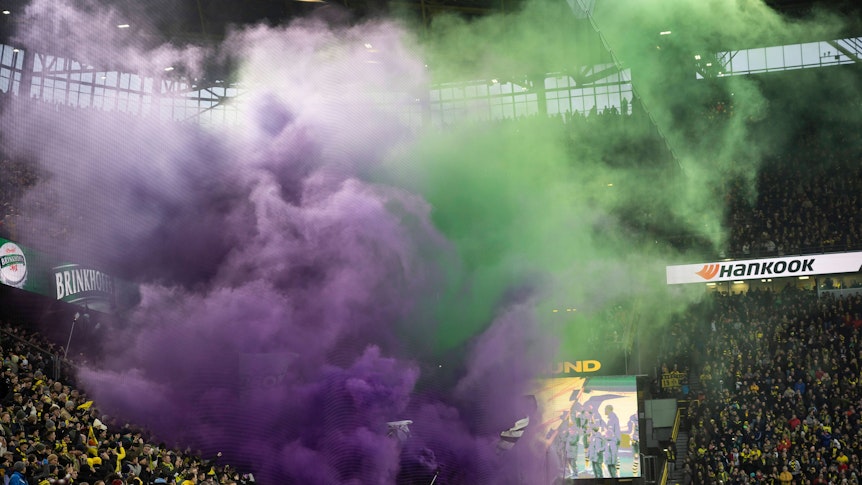 Die Gladbach-Fans mit einer Pyro-Aktion in Dortmund.