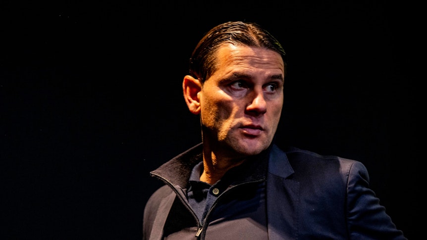 Gerardo Seoane im Presseraum von Borussia Dortmund.