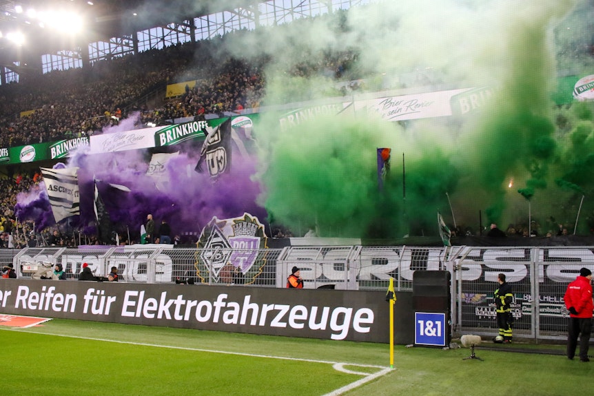 Pyro und ein Banner im Gladbach-Block beim Spiel in Dortmund.