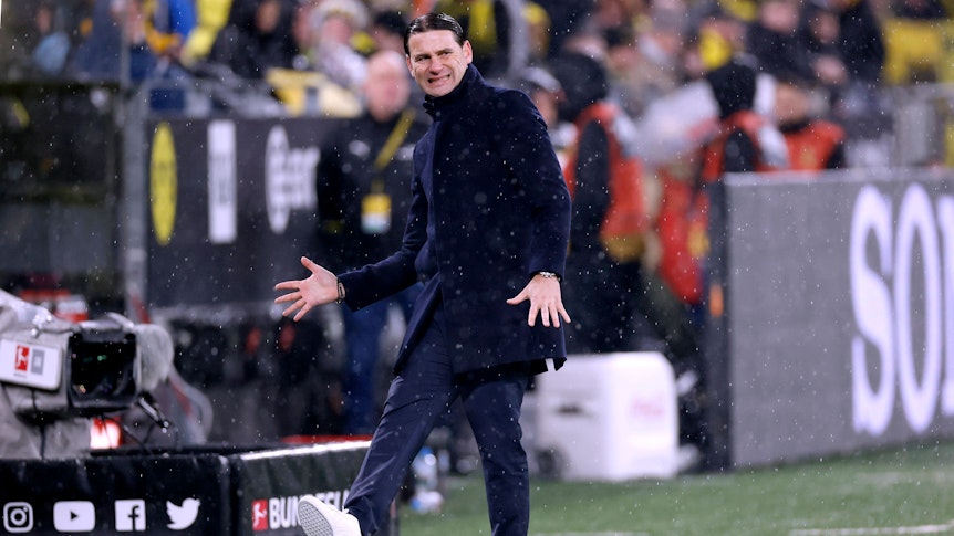 Gerardo Seoane macht mit seinem rechten Bein eine Schussbewegung.