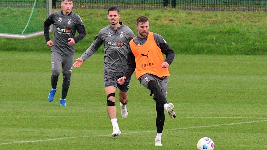 Christoph Kramer spielt den Ball im Training.