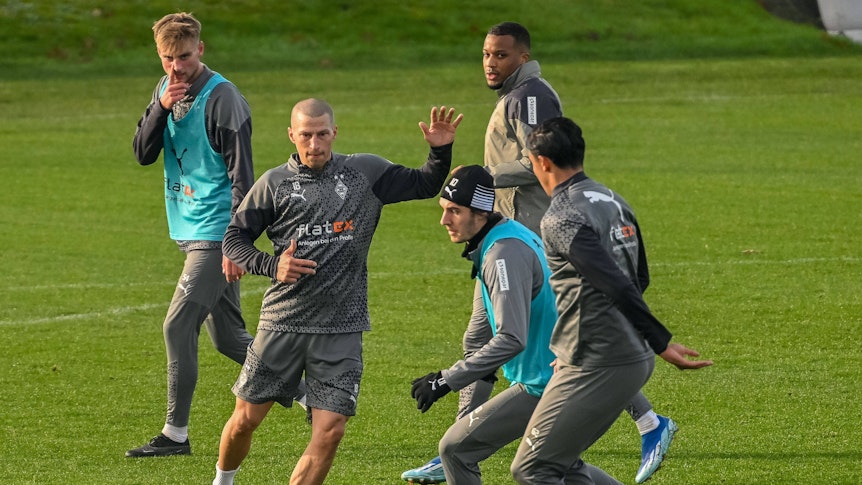 Spieler von Borussia Mönchengladbach in einem Zweikampf im Training.