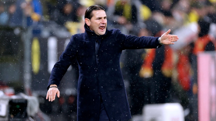 Trainer von Borussia Mönchengladbach streckt den linken Arm heraus und gestikuliert.