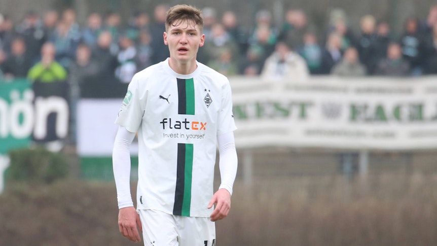 U23-Spieler von Borussia Mönchengladbach blickt konzentriert.