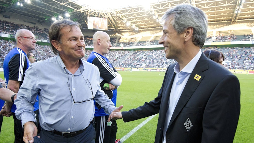 Ewald Lienen (l.) und Lucien Favre begrüßen sich.