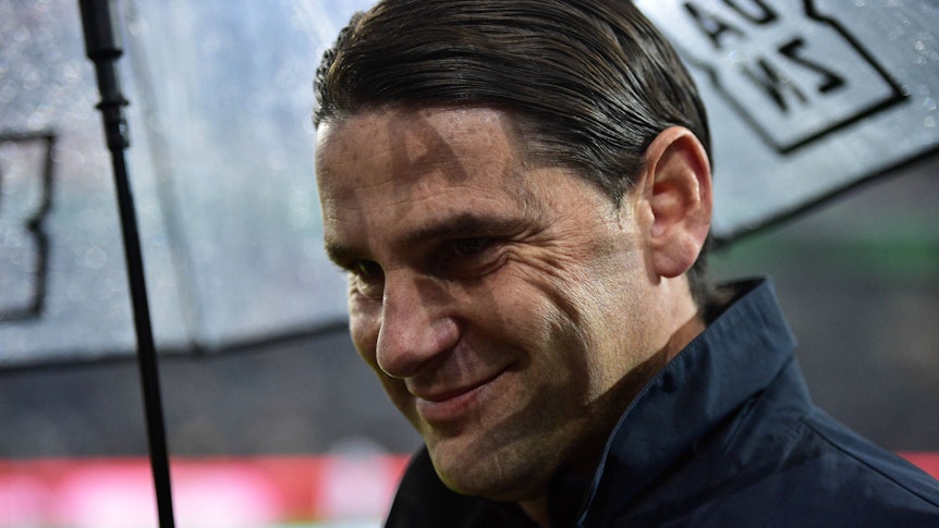 Gerardo Seoane steht am Spielfeldrand im Borussia-Park.