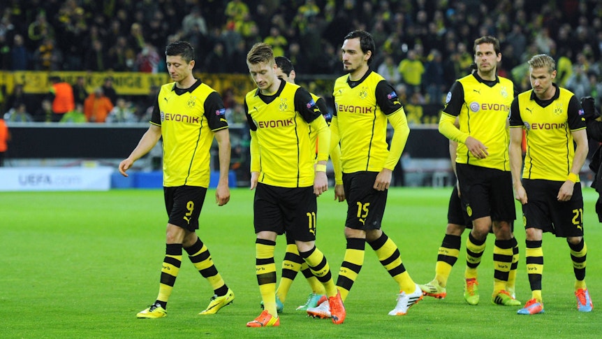Die Mannschaft von Borussia Dortmund macht sich zum Anstoß bereit.