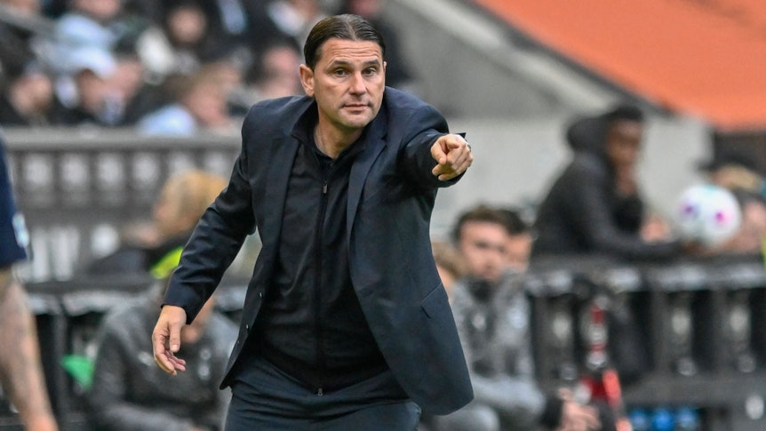 Gerardo Seoane gibt Anweisungen am Spielfeldrand.