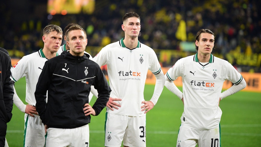 Die Gladbach-Spieler stehen nach dem Spiel im Dortmund vor dem Gästeblock.