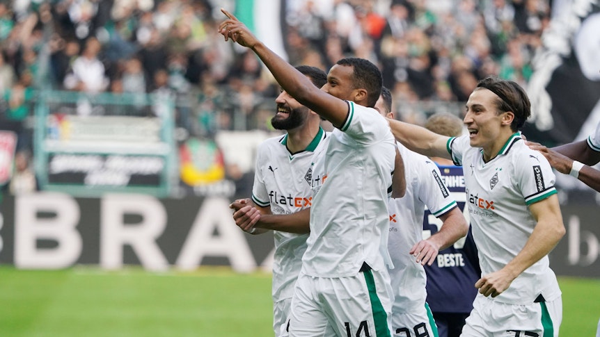 Alassane Plea beim Torjubel mit seinen Teamkollegen.