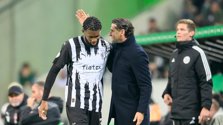 Gerardo Seoane lächelt und gibt Jordan Siebatcheu einen Klaps auf den Rücken.