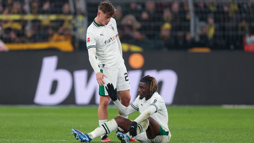 Luca Netz hilft Manu Kone vom Boden auf.