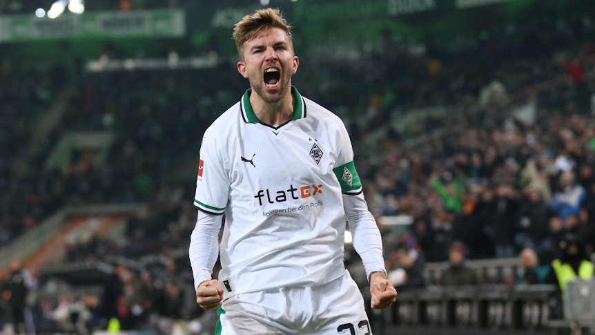 Christoph Kramer mit einem Freudenschrei vor der Tribüne.