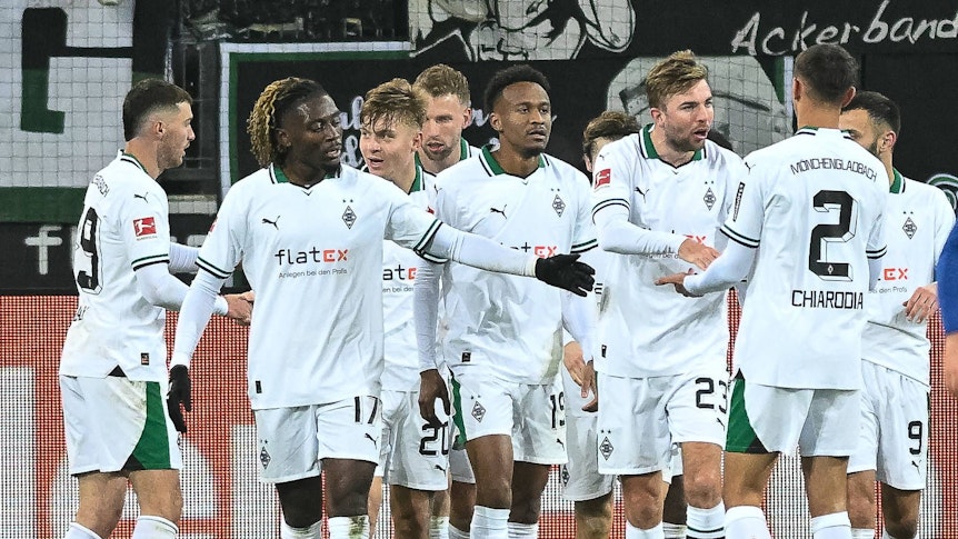 Spieler von Borussia Mönchengladbach bejubeln einen Treffer.