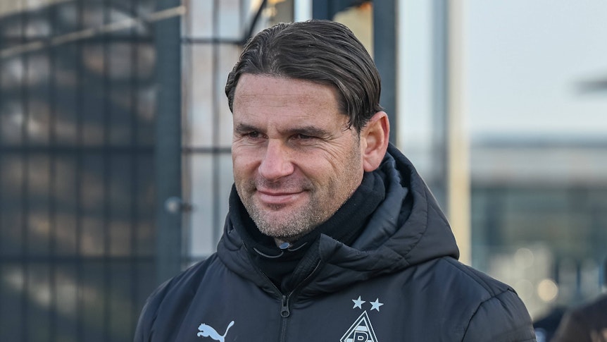 Gerardo Seoane betritt den Gladbach-Trainingsplatz.