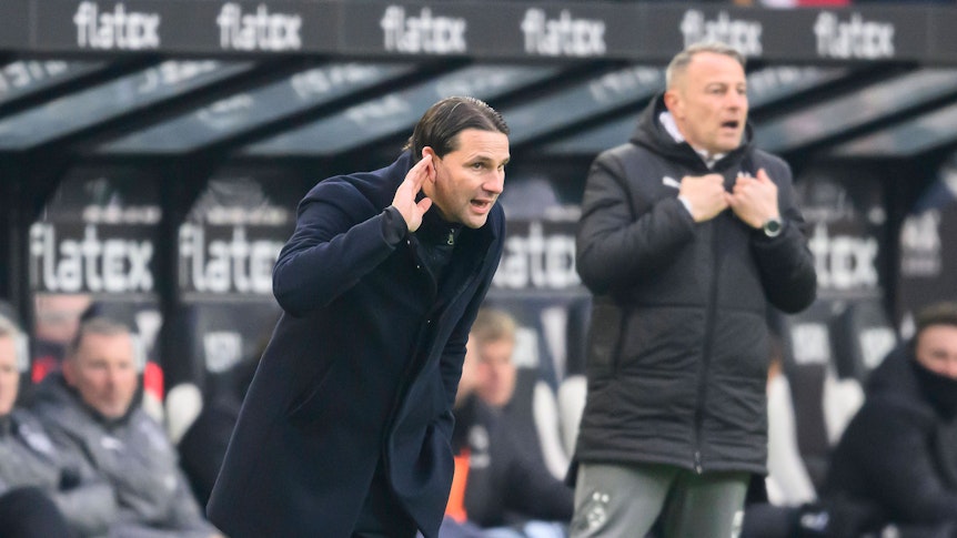 Gerardo Seoane hält seine Hand an sein rechtes Ohr.