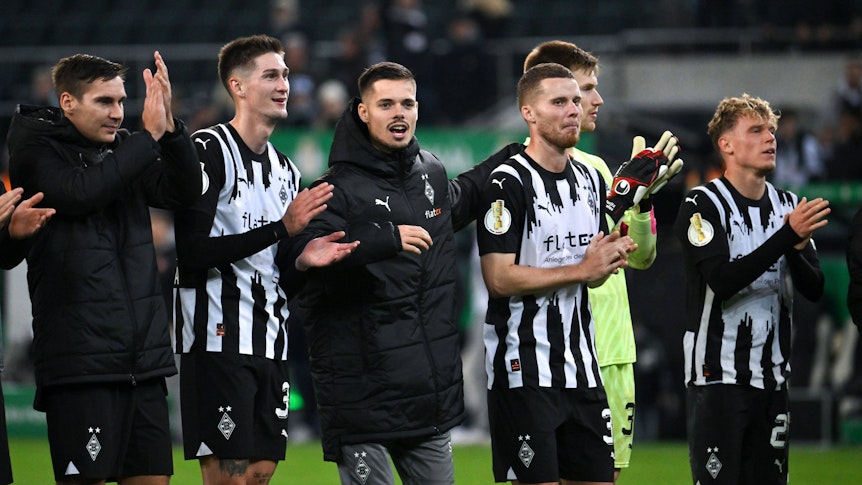Borussia-Spieler jubeln vor der Nordkurve.