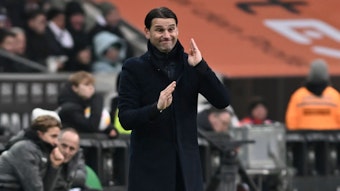 Trainer von Borussia Mönchengladbach gestikuliert an der Seitenlinie.