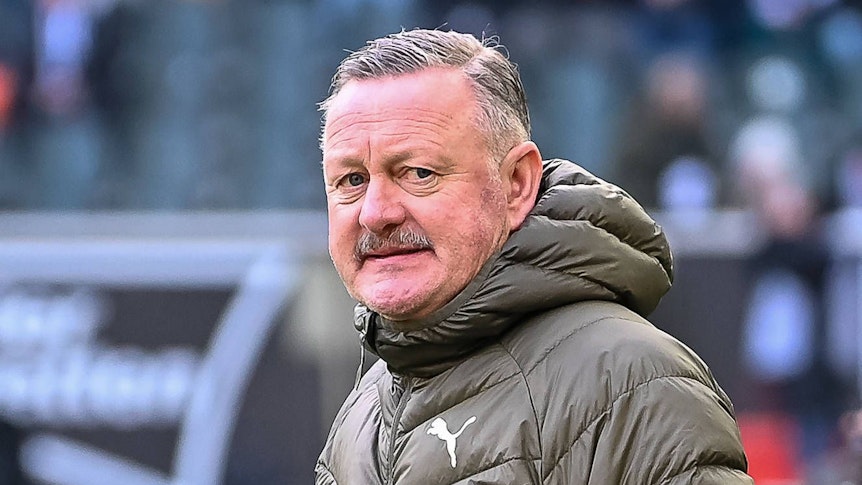 Roland Virkus am Spielfeldrand im Borussia-Park.