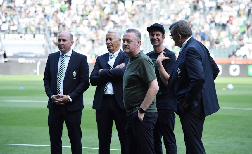 Die Gladbach-Verantwortlichen stehen am Spielfeldrand im Borussia-Park.