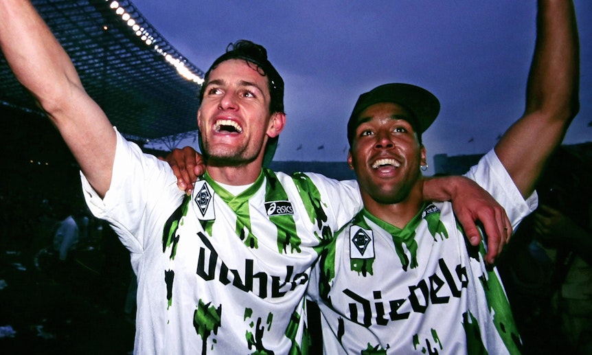 Heiko Herrlich (l.) und Martin Dahlin bejubeln den Triumph im DFB-Pokal.