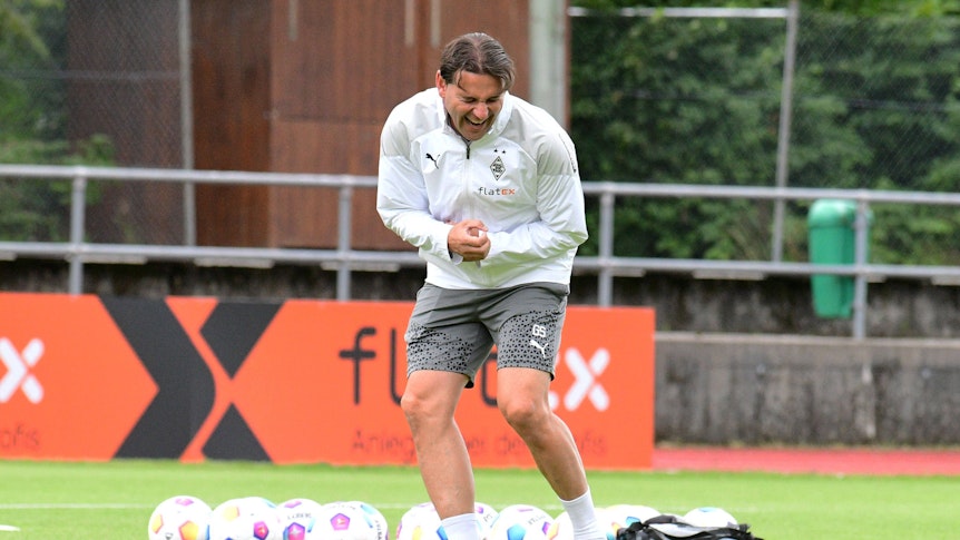 Gerardo Seoane lacht auf dem Trainingsplatz.