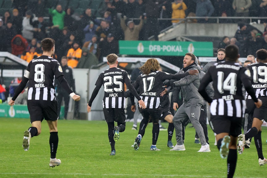 Die Gladbach-Spieler rennen umher, um den Treffer von Manu Koné zu bejubeln.