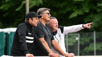 Roland Virkus und Hans Meyer an einer Bande.