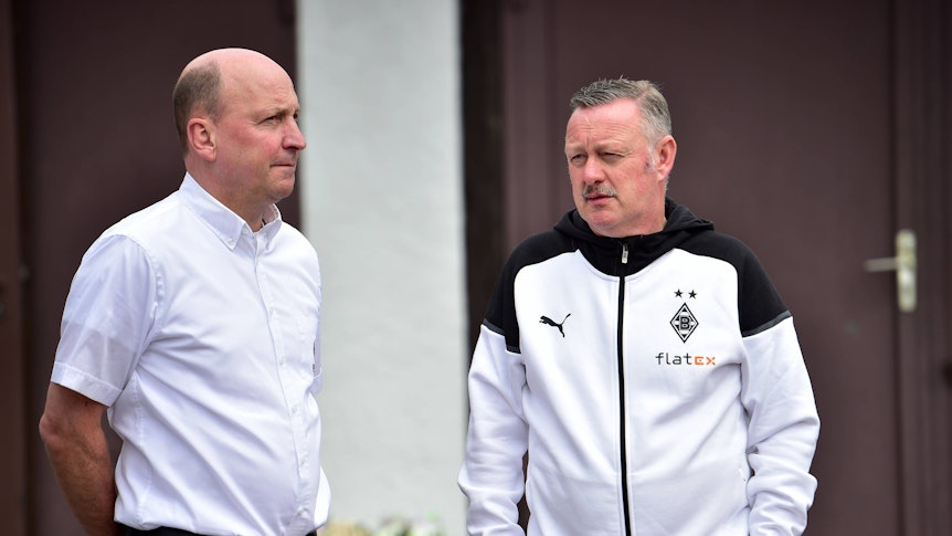 Finanz-Boss Stephan Schippers und Roland Virkus, der Verantwortliche für das Sportliche, unterhalten sich.