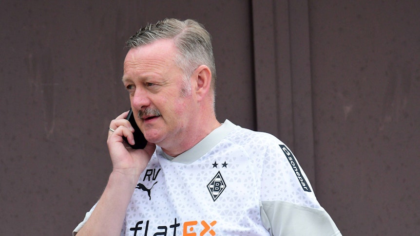 Roland Virkus am Telefon.