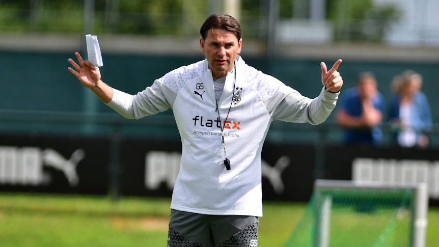 Gerardo Seoane gibt im Training Anweisungen.