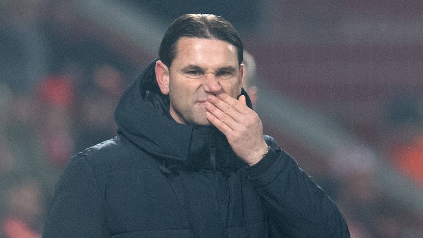 Gerardo Seoane fasst sich ins Gesicht.
