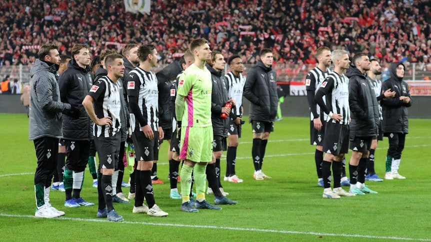 Die Borussia-Spieler vor dem Auswärtsblock in Berlin.