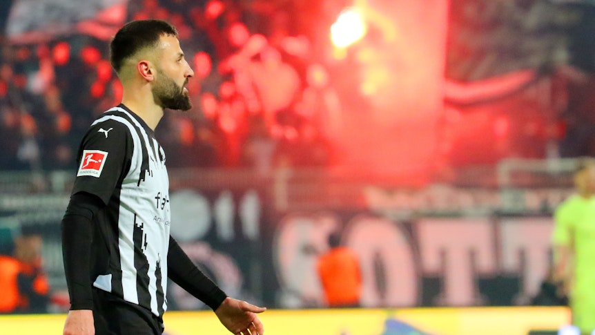 Die Borussia-Fans zünden Pyrotechnik im Auswärtsblock.