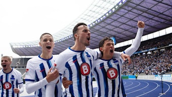 Hertha-Spieler jubeln vor der Fankurve.