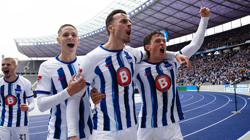 Hertha-Spieler jubeln vor der Fankurve.