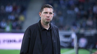 Nils Schmadtke steht am Spielfeldrand.