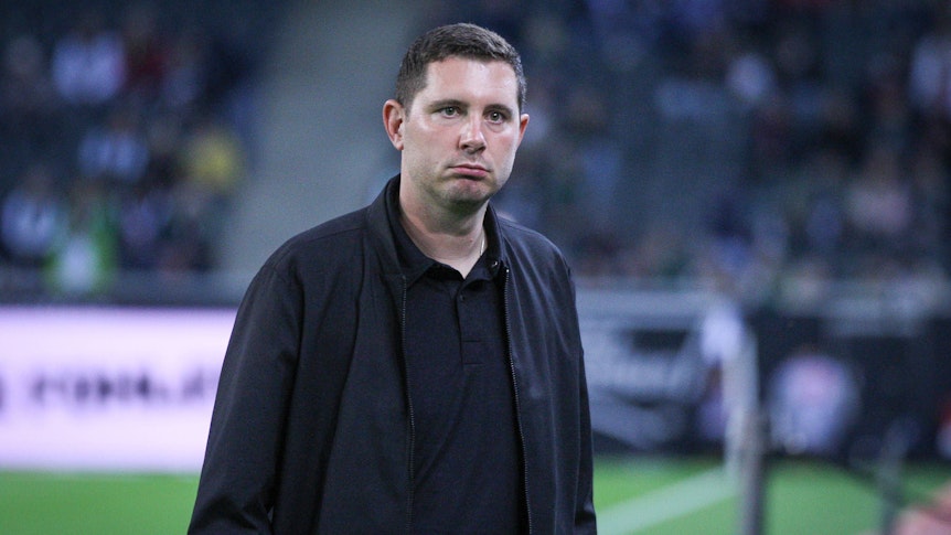 Nils Schmadtke steht am Spielfeldrand.