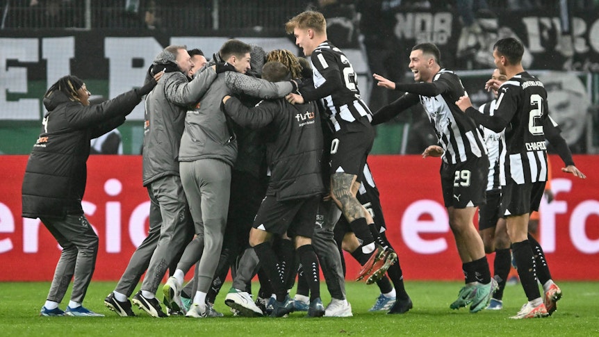Die Borussia-Spieler in einer Jubel-Traube.